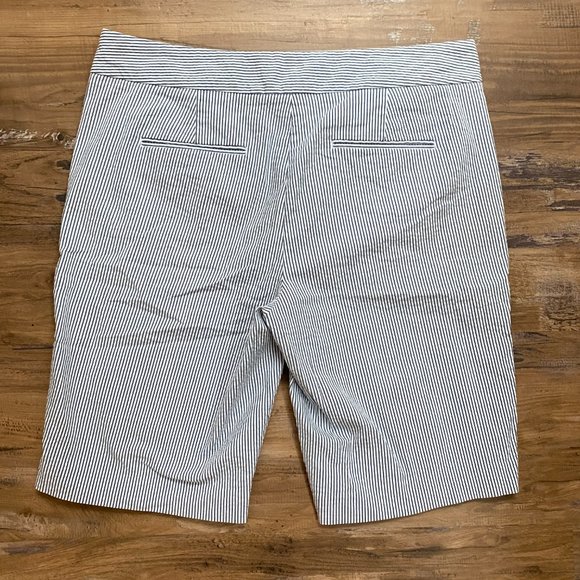 🖤 Ann Taylor Devon Boardwalk Short Stripped Size 10 Cotton Bermudas - Picture 3 of 5